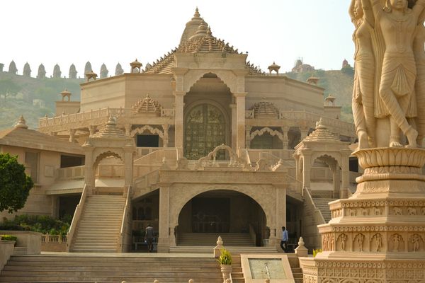 Джайнистский храм, мечеть-на-горе и развлекательный центр